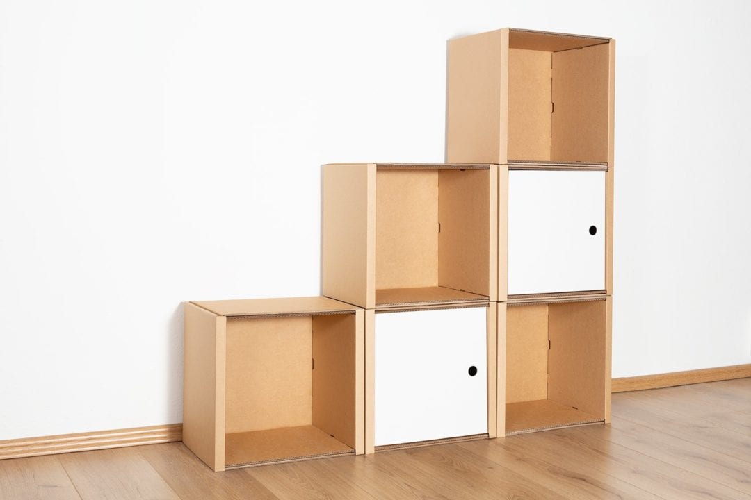 Stufenregal klein - 2 Türen / weiß von Room in a Box