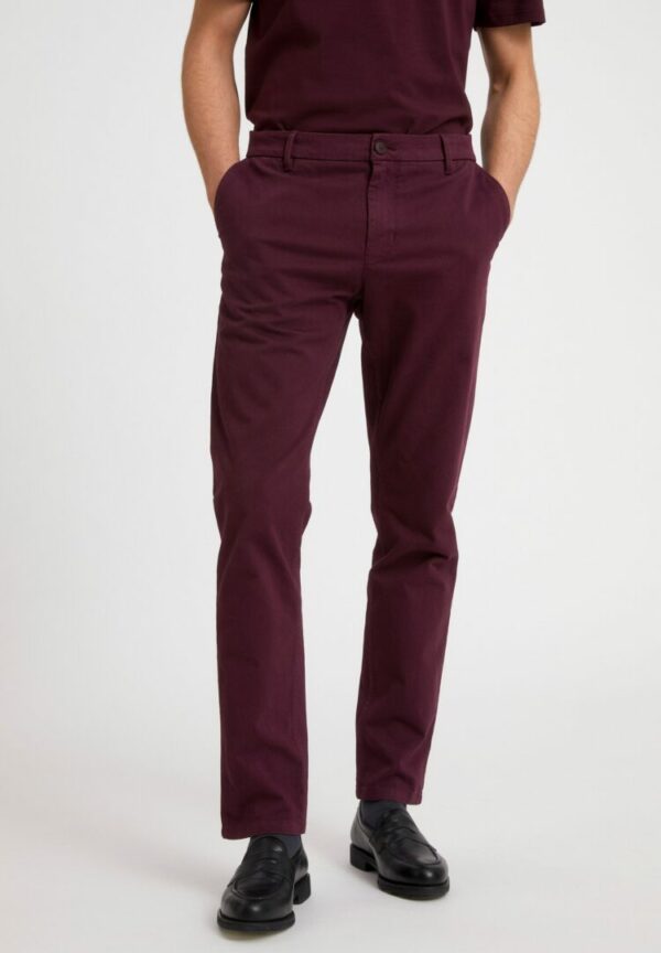 Hose Aato In Dark Aubergine von ArmedAngels