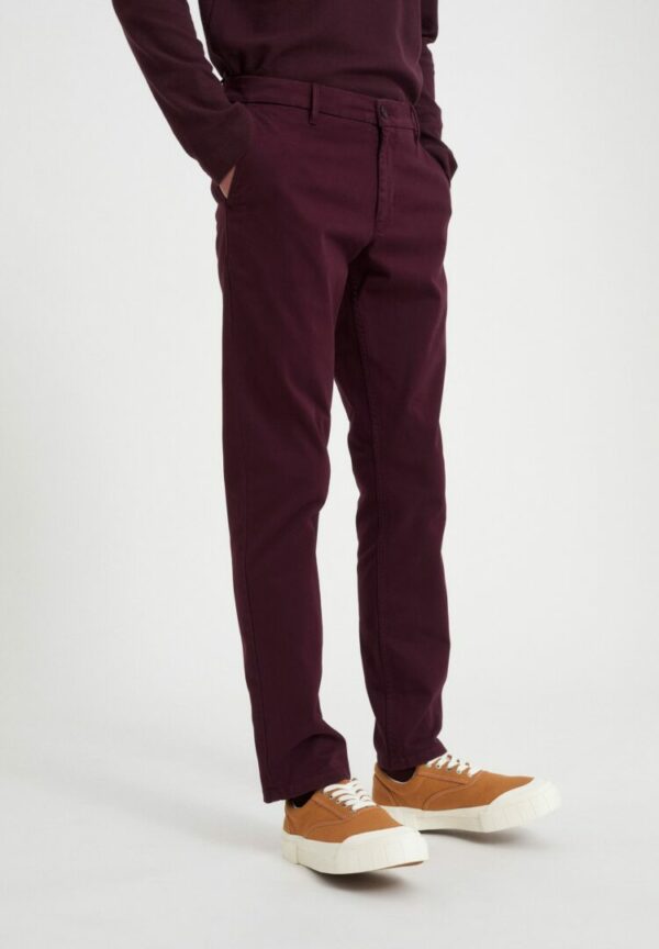 Hose Aato Slim In Dark Aubergine von ArmedAngels