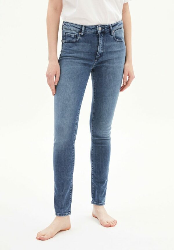 Jeans Tillaa In Stone Wash von ArmedAngels