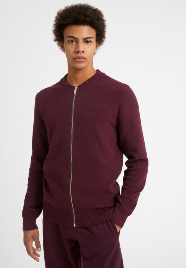 Strickjacke Aagadi Compact In Dark Aubergine von ArmedAngels
