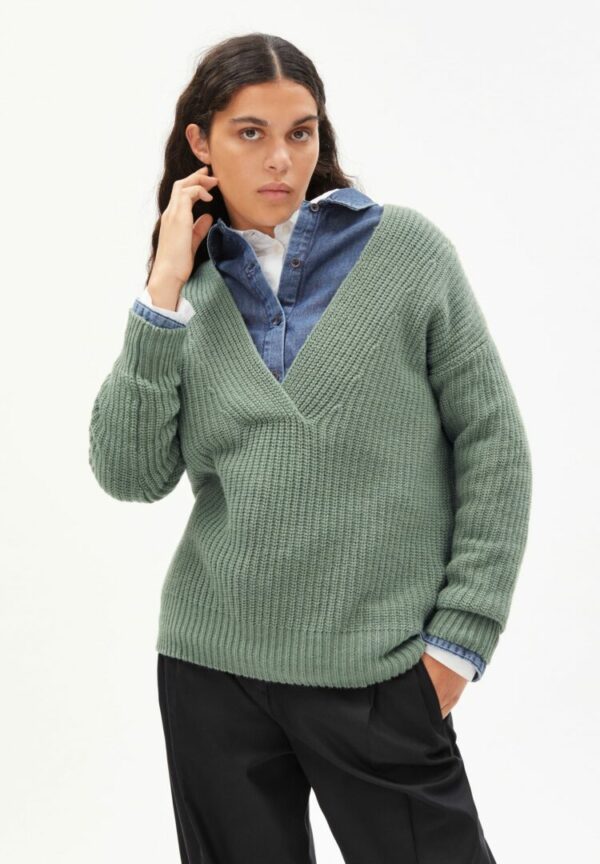 Strickpullover Loisaa In Sage Green von ArmedAngels