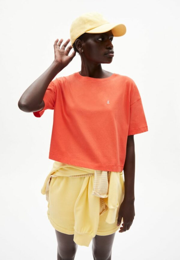 T-shirt Chaarlotte In Hibiscus von ArmedAngels