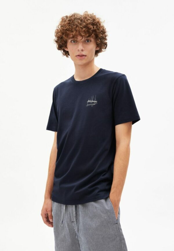 T-shirt Jaames Chest Boat In Night Sky von ArmedAngels