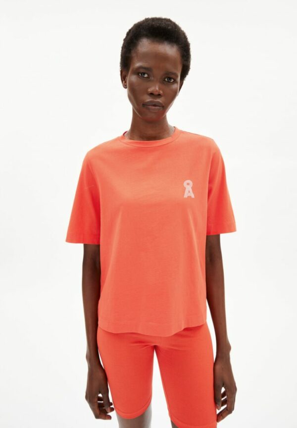 T-shirt Layaa Chest Icon In Hibiscus von ArmedAngels