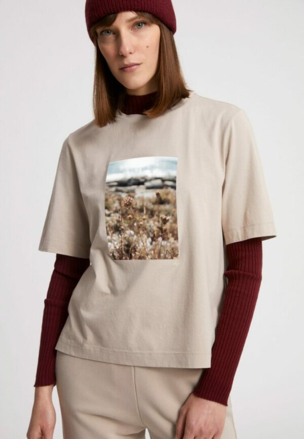 T-shirt Layaa Fields In Light Desert von ArmedAngels