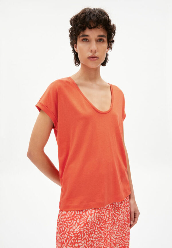 T-shirt Sinjaa In Hibiscus von ArmedAngels