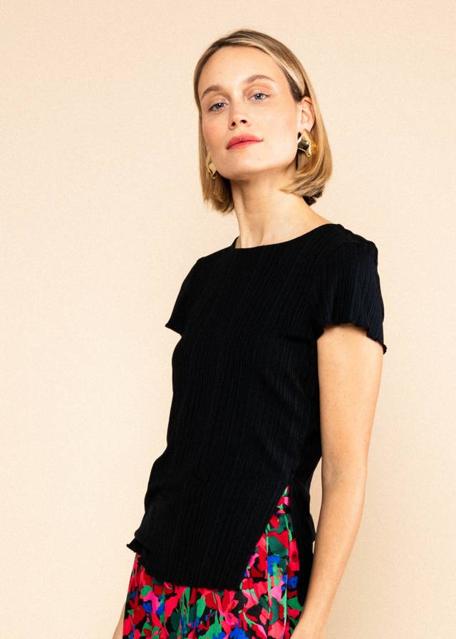 T-Shirt Mia - Ribbed Black von Blutsgeschwister