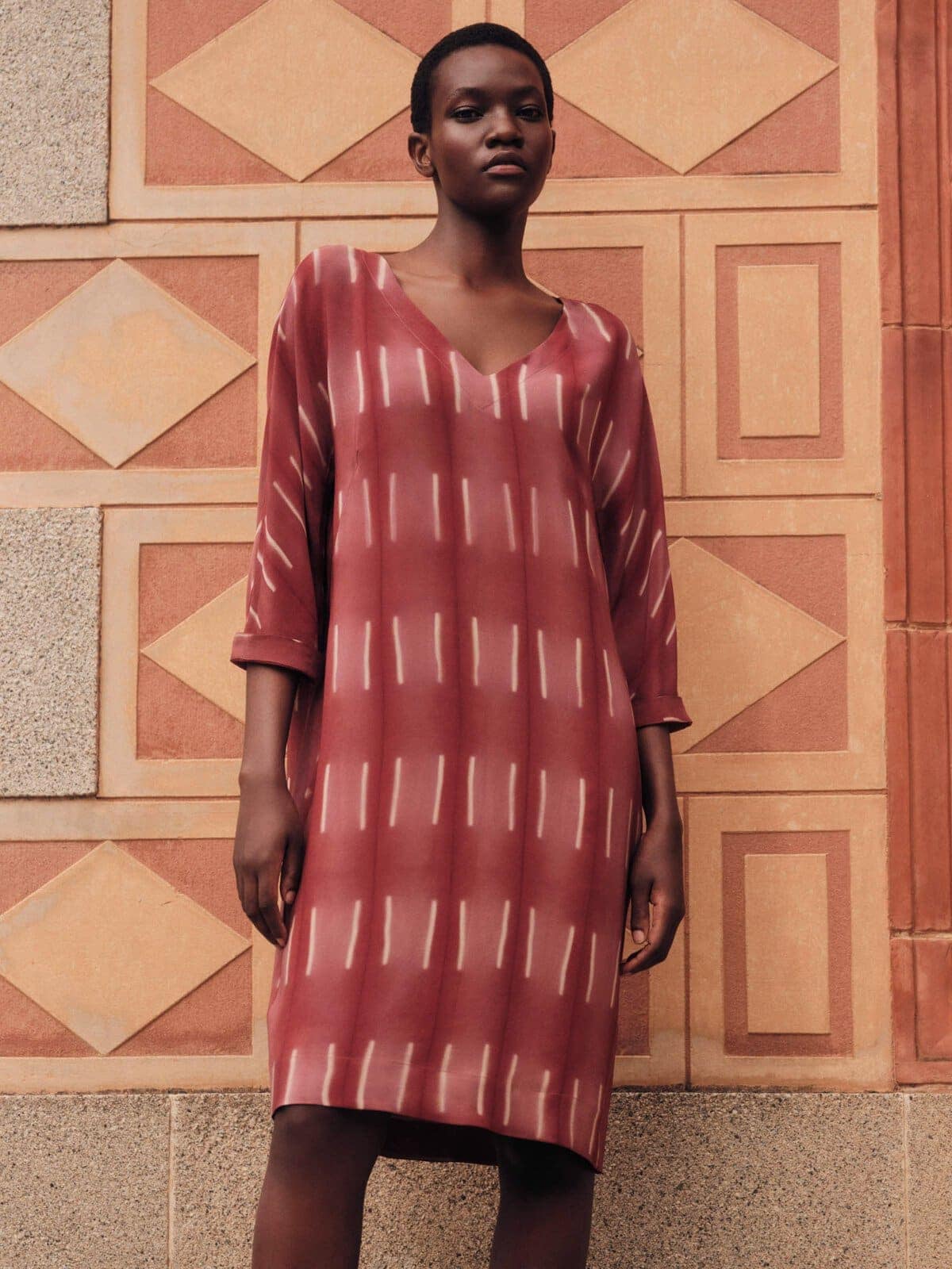 Kleid mit V-Ausschnitt - Red / Beige von Lanius