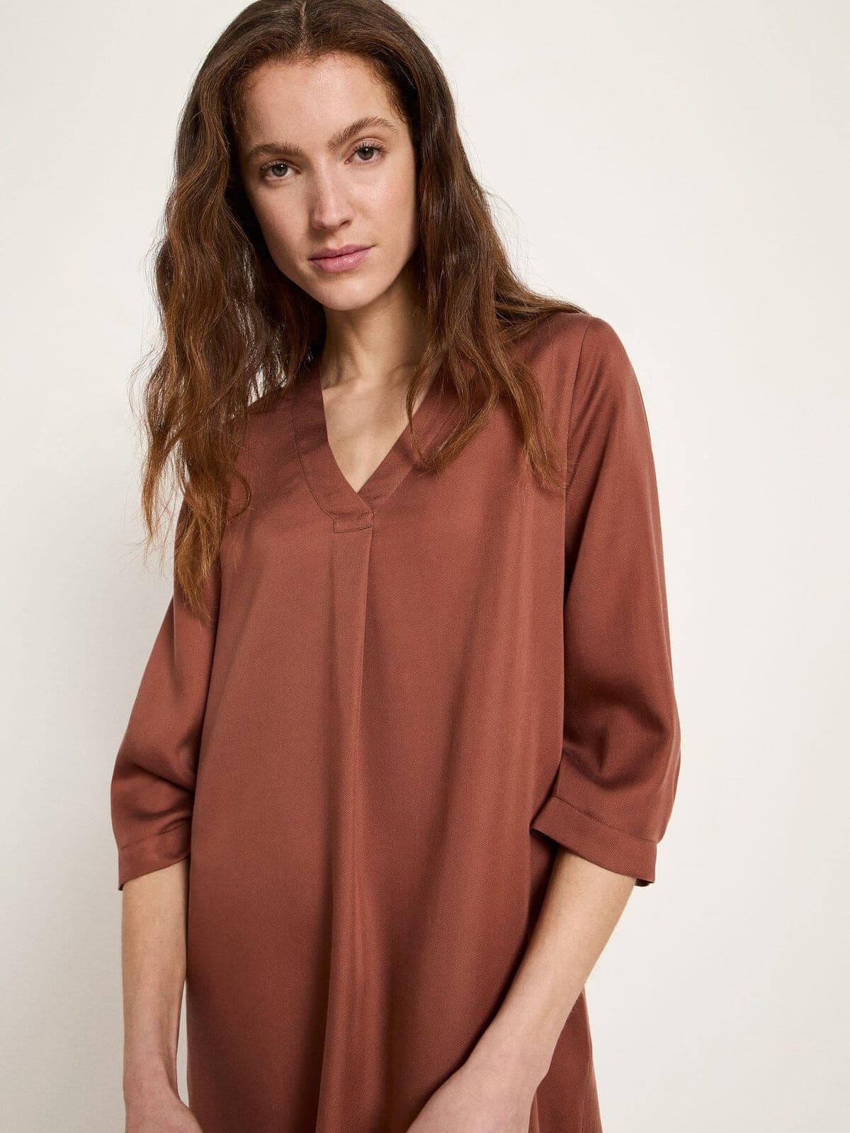 Kleid mit V-Ausschnitt - Dark Mocca von Lanius