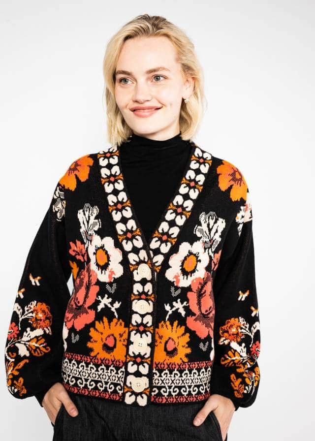 Winter Strickjacke Charming Storyteller - Opulent Rose Carpet von Blutsgeschwister