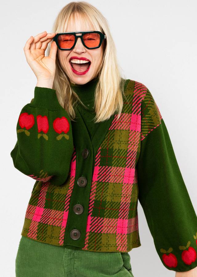 Winter Strickjacke Charming Storyteller - Tiny Apple Checky von Blutsgeschwister