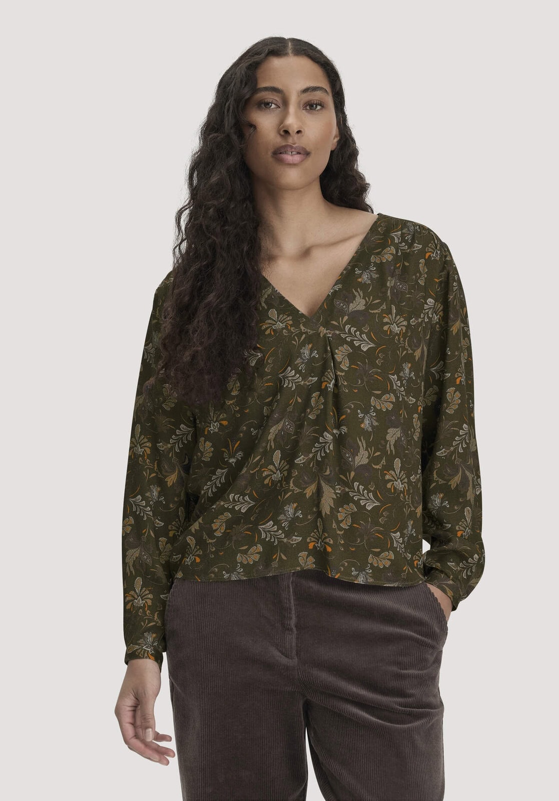 Damen Bluse Relaxed aus LENZING™ ECOVERO™ Satin - grün von Hessnatur