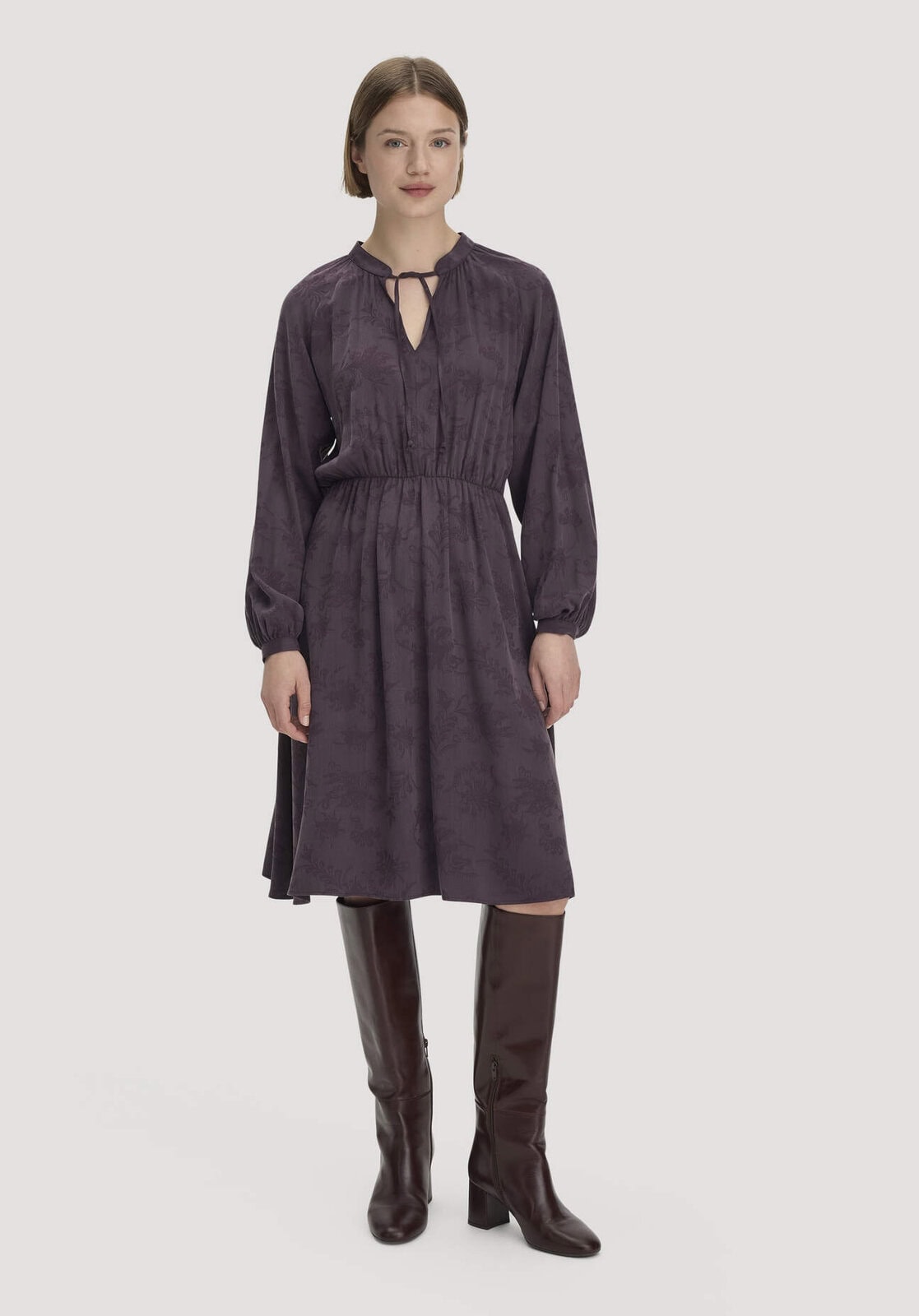Damen Kleid gerafft knielang aus TENCEL™ Lyocell- und LENZING™ ECOVERO™ Viskose - lila von Hessnatur