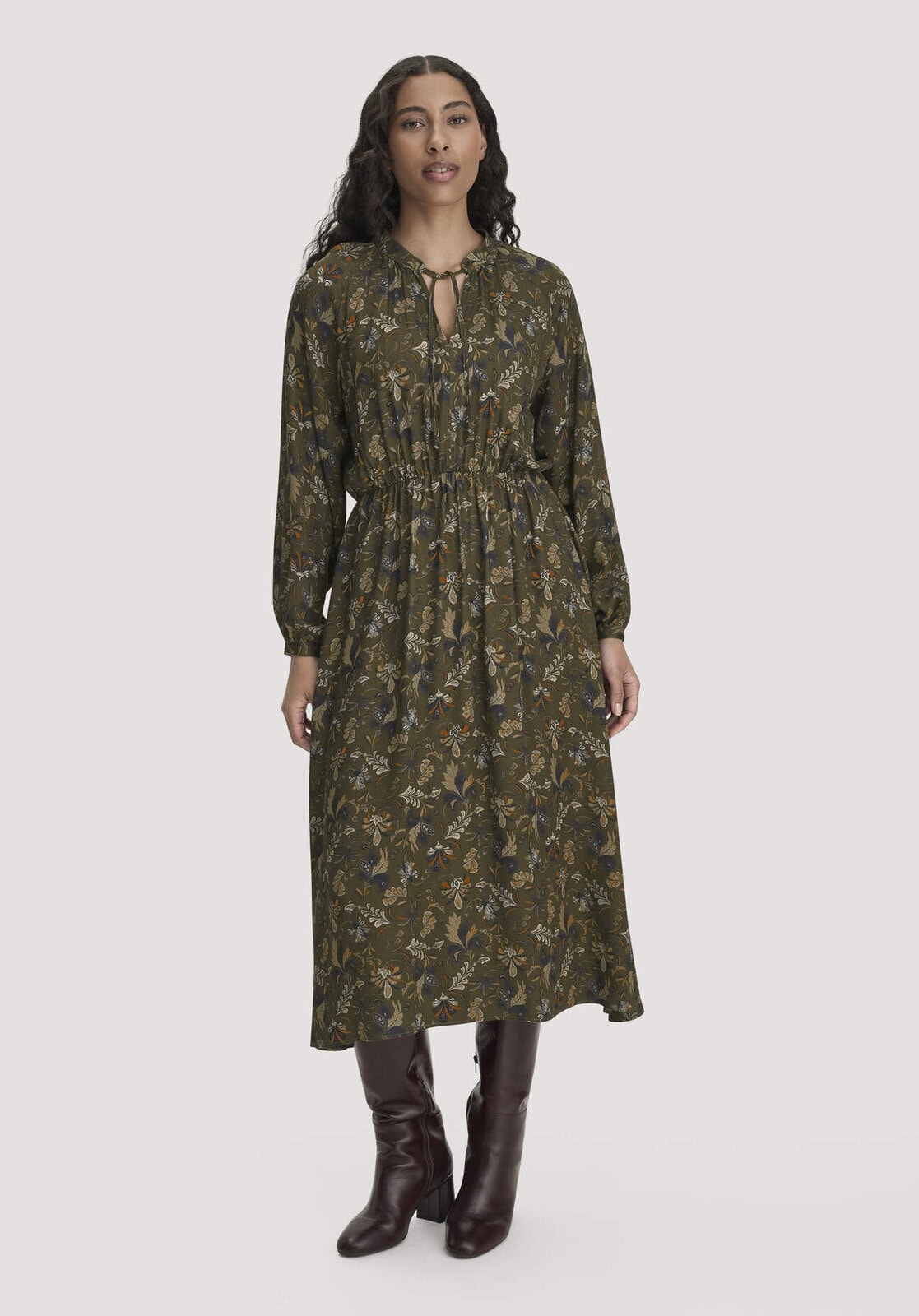 Damen Midi Kleid Relaxed aus LENZING™ ECOVERO™ Satin - grün von Hessnatur