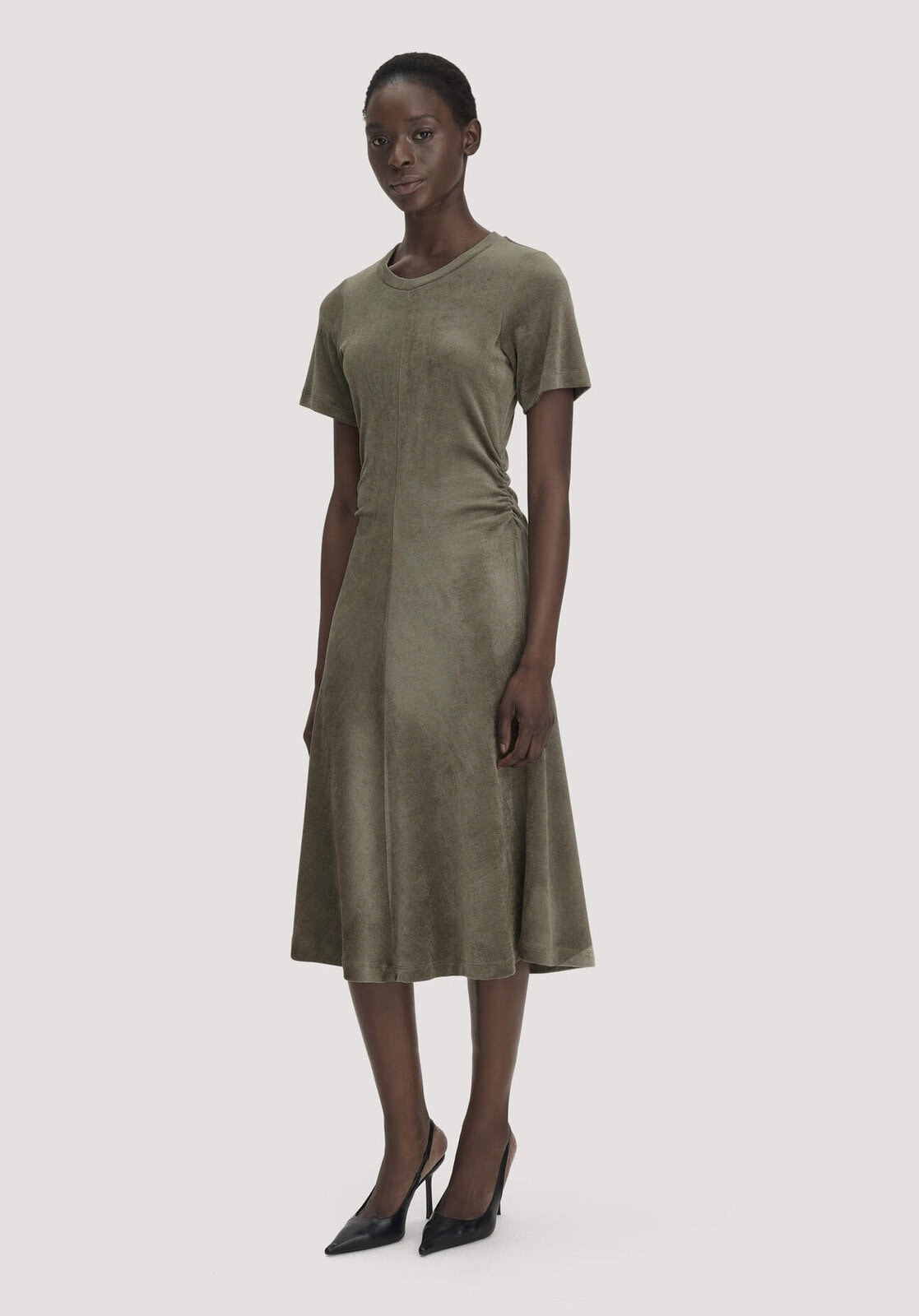 Damen Samt-Jerseykleid kniebedeckend Slim aus TENCEL™ Modal mit Bio-Baumwolle - grün von Hessnatur