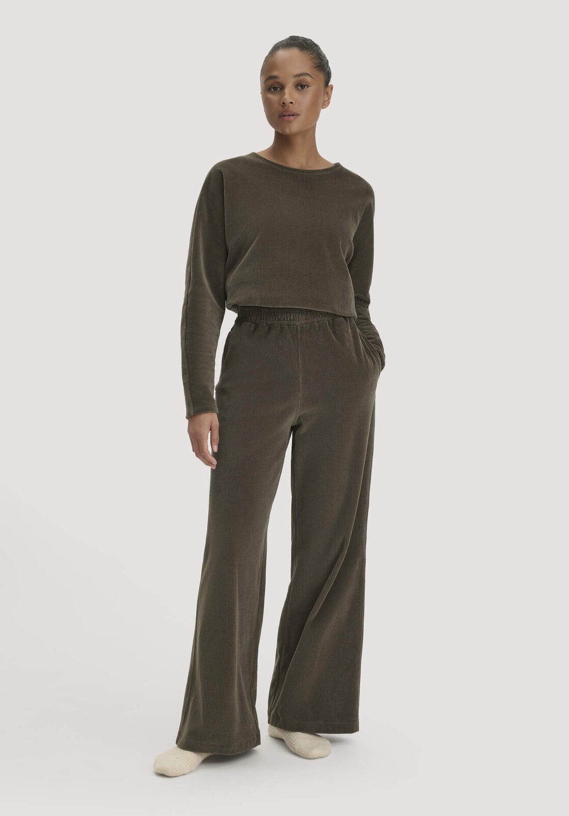 Loungewear Hose Cordstretch Wide Leg ACTIVE LIGHT aus Bio-Baumwolle - grün von Hessnatur