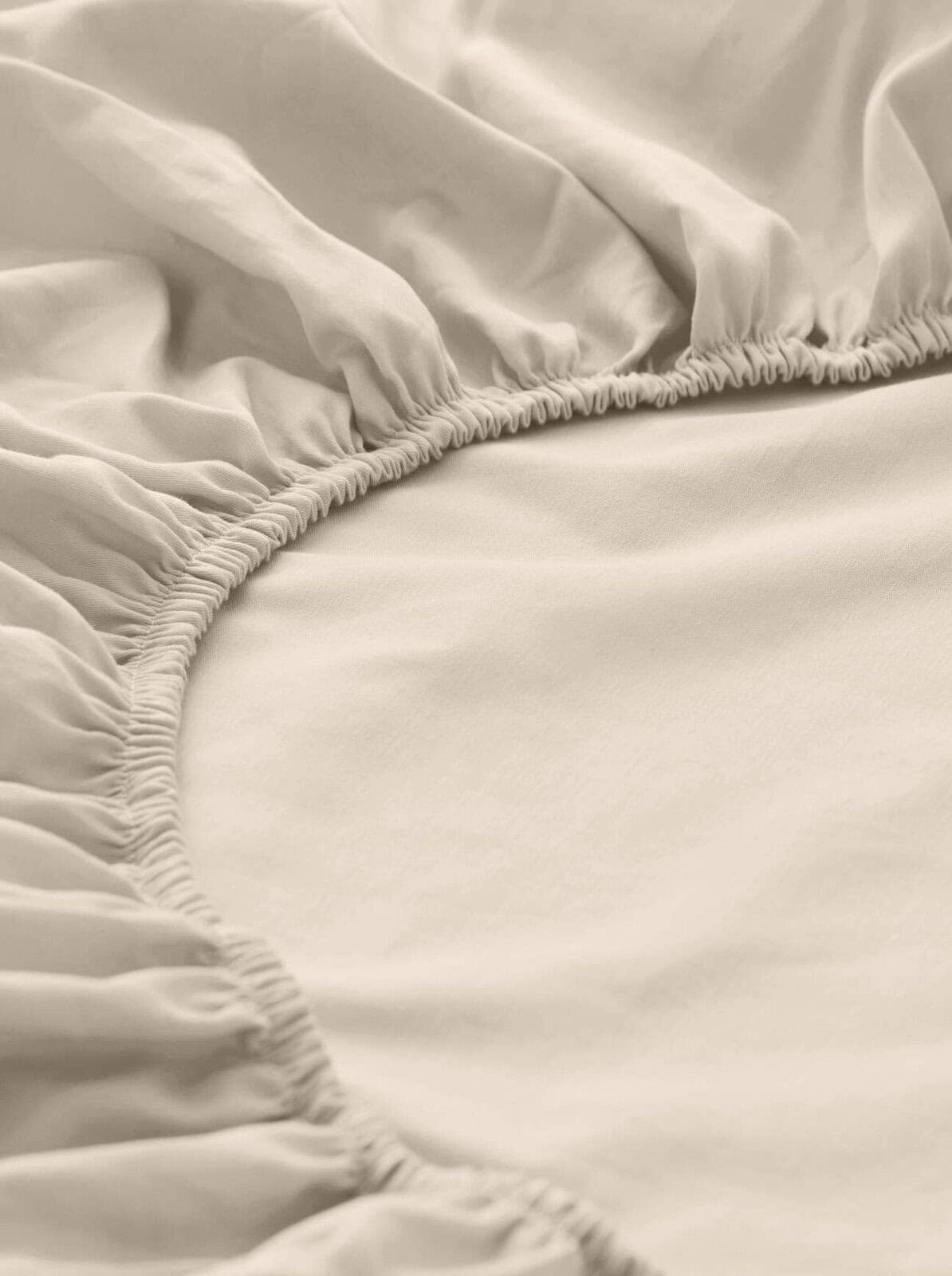 Satin Spannbettlaken aus Bio-Baumwolle - beige von Hessnatur